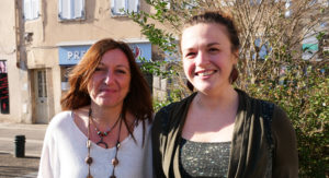 Portraits de Karene Ohana et Eva Landry fondatrices de l'association les Enfants de Bohème, souriantes et prises en photos au soleil dans une rue.