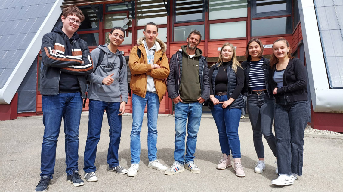 Un groupe de jeunes et un AED posent Lycée de la Plaine de l'Ain