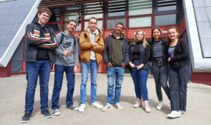 Un groupe de jeunes et un AED posent Lycée de la Plaine de l'Ain