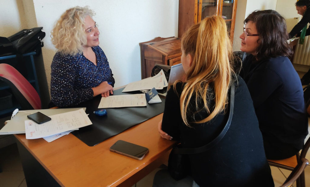 2 dames réfugiées sont reçues par la directrice de service d'Alfa3a, Sophie Thomas, pour établir un diagnostic de leur situation, dès leur arrivée d'Ukraine