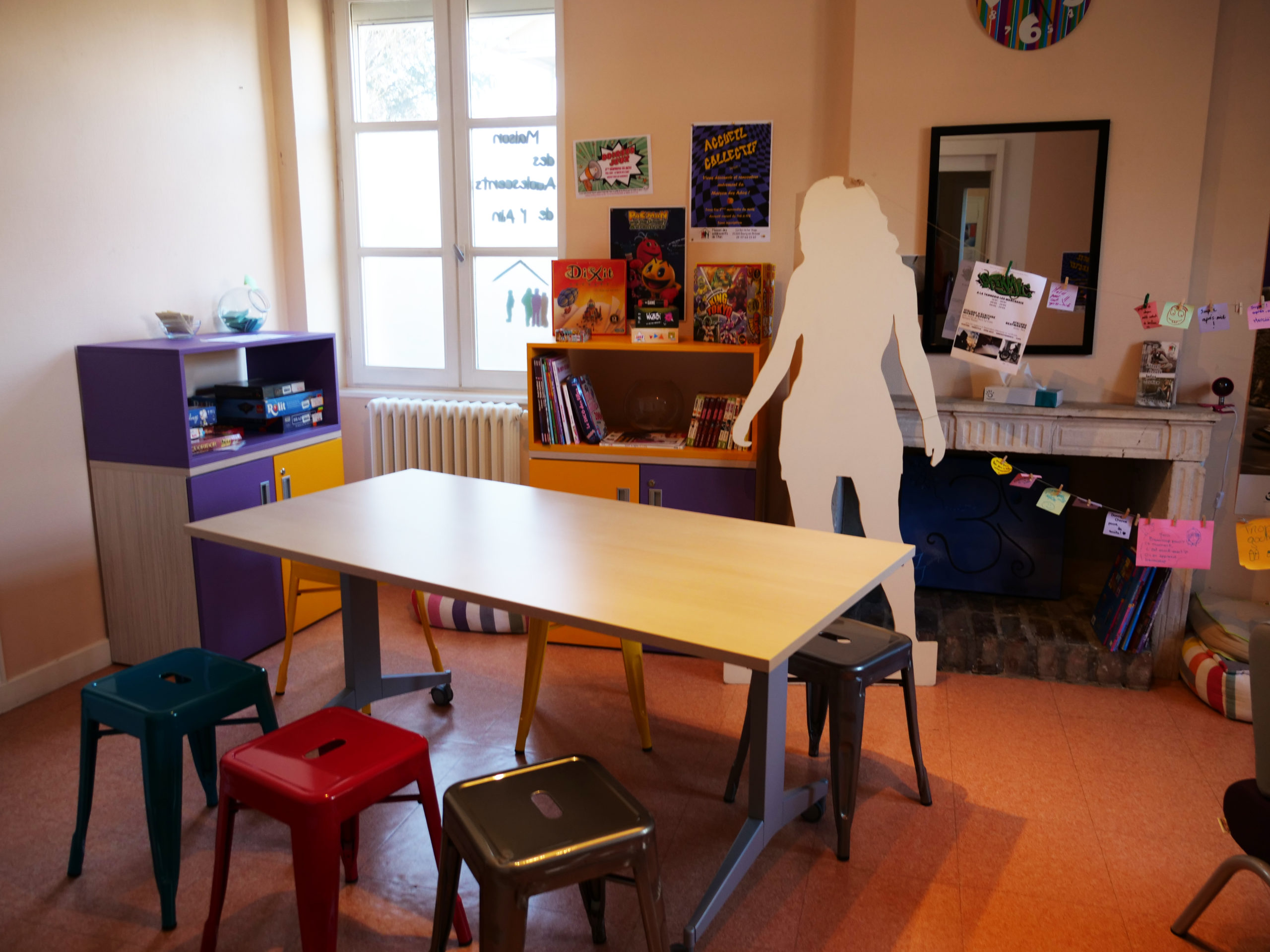 table, bibliothèques, et lectures à de la Maison des Adolescents