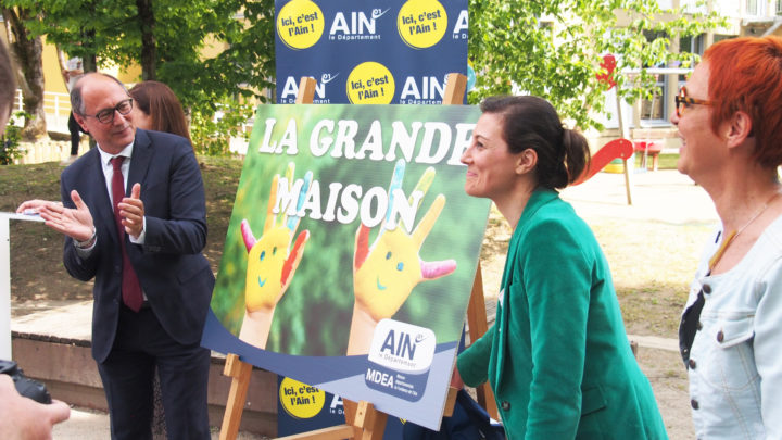 Jean Deguerry, président du Département, et Hélène Bertrand- Maréchal, vice-présidente, présentent le nouveau nom du site, présenté sur une grande affiche.