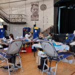 Une salle investie par le don de sang, des tables, brancards et infirmiers sont installés avec le matériel nécessaire.