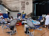 Une salle investie par le don de sang, des tables, brancards et infirmiers sont installés avec le matériel nécessaire.