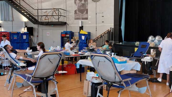 Une salle investie par le don de sang, des tables, brancards et infirmiers sont installés avec le matériel nécessaire.