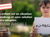 affiche d'un enfant tenant une pancarte sur laquelle on peut lire #jaipasecole ; le message de cette affiche est un appel à témoignage pour les enfants en situation de handicap, sans solution scolaire adaptée