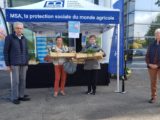 Stand "distribution anti-gaspi" de la MSA : quatre personnes posent pour la photo, dont deux tiennent des cagettes remplies de légumes