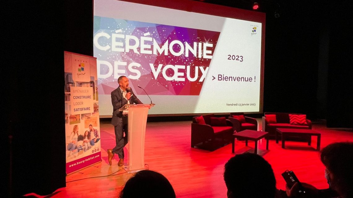 Thierry Merat, directeur général de Bourg Habitat par intérim, sur scène, a ouvert la cérémonie des vœux 2022-2023.
