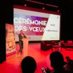 Thierry Merat, directeur général de Bourg Habitat par intérim, sur scène, a ouvert la cérémonie des vœux 2022-2023.