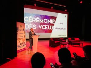 Thierry Merat, directeur général de Bourg Habitat par intérim, sur scène, a ouvert la cérémonie des vœux 2022-2023.