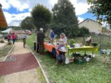 Plusieurs personnes discutent autour du stand sur le "Secret des plantes" organisé par la Marpa Les Narcisses, à Brénod.