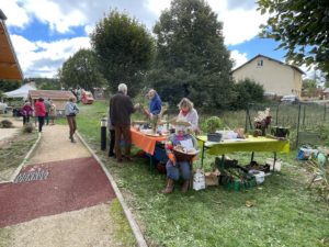 Plusieurs personnes discutent autour du stand sur le "Secret des plantes" organisé par la Marpa Les Narcisses, à Brénod.