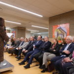 Inauguration de la résidence intergénérationnelle Haissor Les Camélias : plusieurs dizaines de personnes, dont des élus, écoutent la présentation de Nathalie Caron, responsable communication de Dynacité