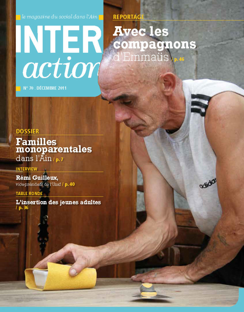 Couverture du mag n°70 (déc 2011) : un homme ponce manuellement un meuble, concentré sur sa tâche