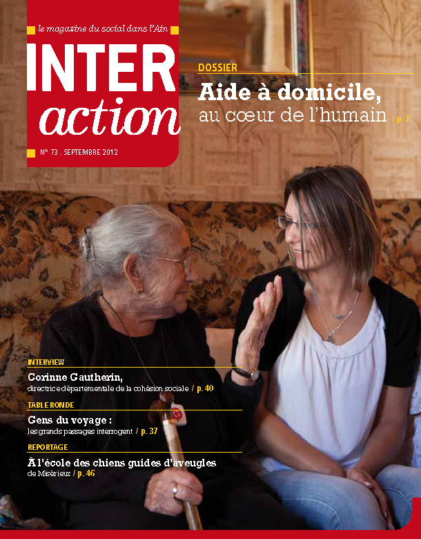 Couverture du mag n°73 (sept 2012) : une jeune aide à domicile discute en souriant avec une dame âgée qui lui parle, tenant d'une main sa canne. elles sont assises sur un canapé vintage.