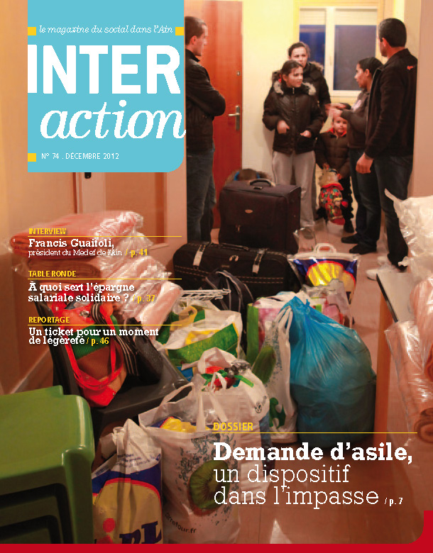 Couverture du mag n°74 (déc 2012) : un couloir rempli de sacs plastiques contenant des vêtements et affaires, des valises, et tout au bout une famille en manteau en train d'arriver dans un logement.