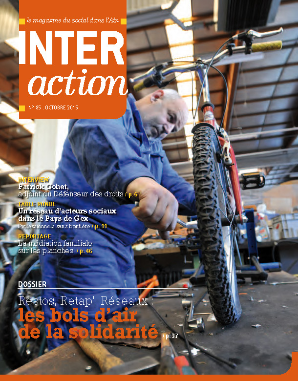 Couverture du mag n°85 (oct 2015) : un homme en bleu de travail est en train de réparer ou monter un vélo sur un établi, dans un entrepôt. Des outils sont disposés à côté.