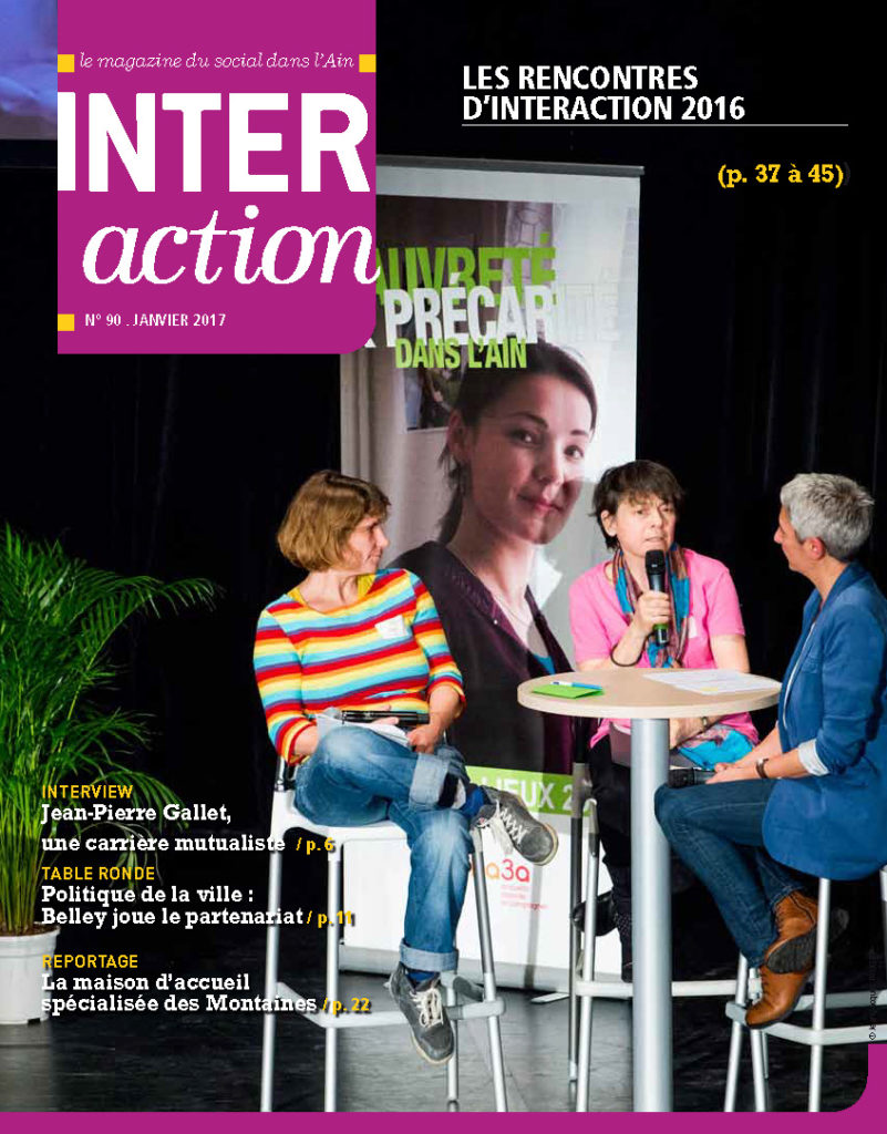 Couverture du mag n°90 (janvier 2017) : trois dames discutent sur une scène, micro à la main, devant un roll-up où l'on peut voir la couverture de l'étude Pauvreté & Précarité dans l'Ain