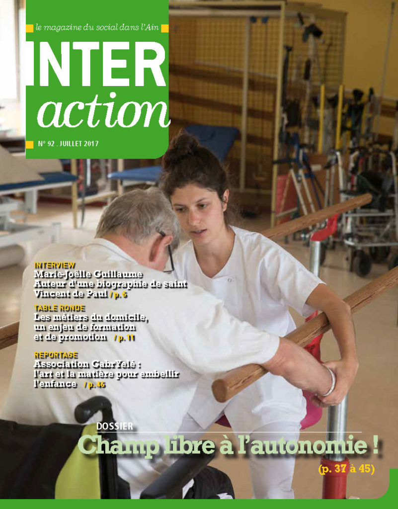 Couverture du mag n°92 (avril 2017) : une femme en blouse blanche aide un sénior à sortir de son fauteuil roulant pour se mettre debout en s'appuyant sur les deux barres en bois fixes dont il dispose pour faire ses exercices de rééducation