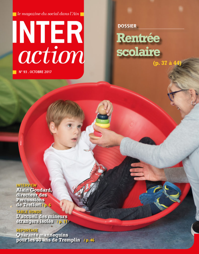 Couverture du mag n°93 (oct 2017) : Un enfant joue à empiler des anneaux avec une dame qui lui tient le socle du jeu.