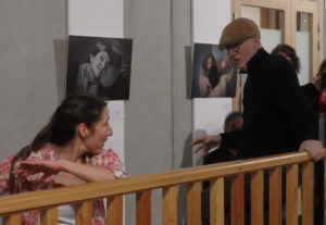 2023 - Dansons chez moi - une femme danse dans les allées de l'exposition, interpellant les visiteurs lors de la soirée de vernissage