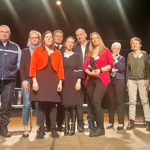 équipe, acteurs, et organisateurs de VIF 01 sur la scène du Vox lors de la soirée "les MAUX BLEUS" du 17 mars 2023 à Bourg en Bresse
