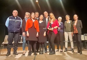 équipe, acteurs, et organisateurs de VIF 01 sur la scène du Vox lors de la soirée "les MAUX BLEUS" du 17 mars 2023 à Bourg en Bresse