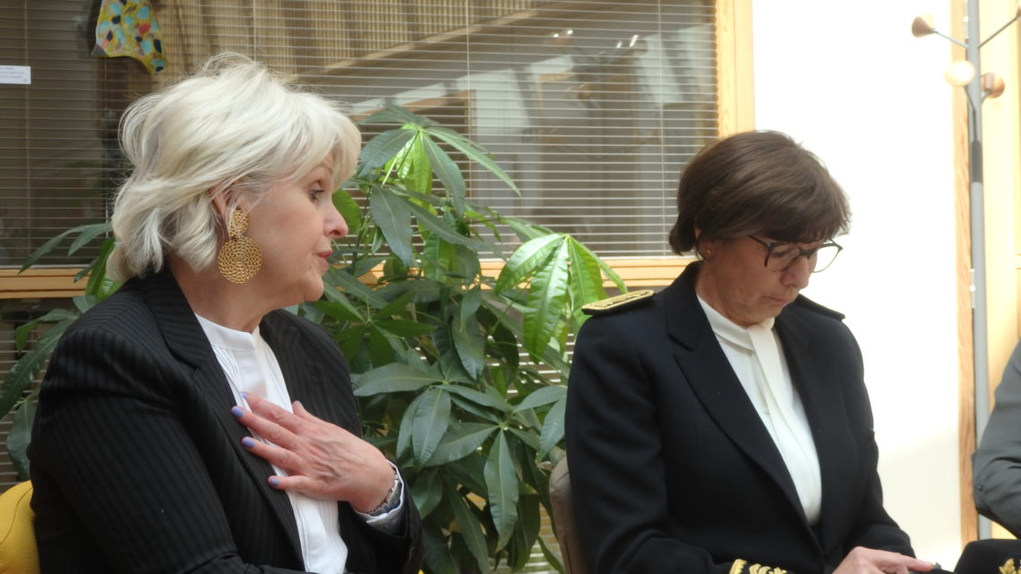 Discussion entre Isabelle Lonvis Rome, ministre chargée de l’égalité femmes-hommes, et la nouvelle préfète de l'Ain, Chantal Mauchet. Elles étaient en visite dans l’Ain le 21 avril 2023, à Etrez
