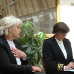 Discussion entre Isabelle Lonvis Rome, ministre chargée de l’égalité femmes-hommes, et la nouvelle préfète de l'Ain, Chantal Mauchet. Elles étaient en visite dans l’Ain le 21 avril 2023, à Etrez