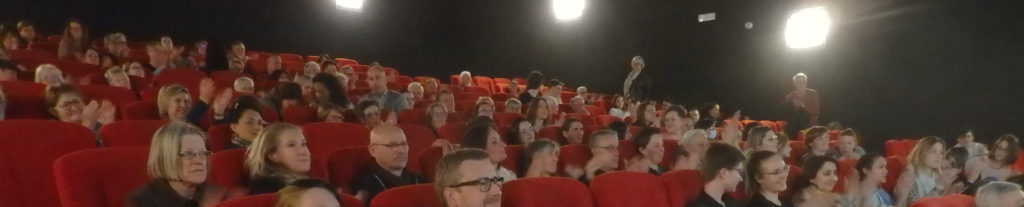 les spectateurs dans la salle de Bourg-en-Bresse pour visionner le film "Je verrai toujours votre visage" pour l'événement ciné-débat