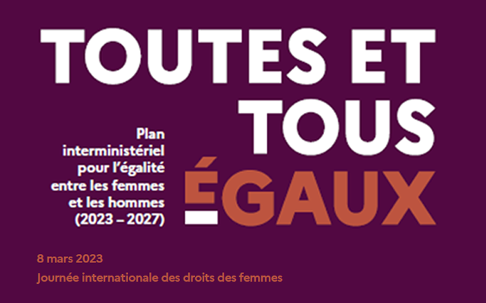 Entête du dossier de presse; le titre est "TOUS ET TOUTES EGAUX", c'est le nom du Plan interministériel pour l'égalité entre les femmes et les hommes (2023-2027).