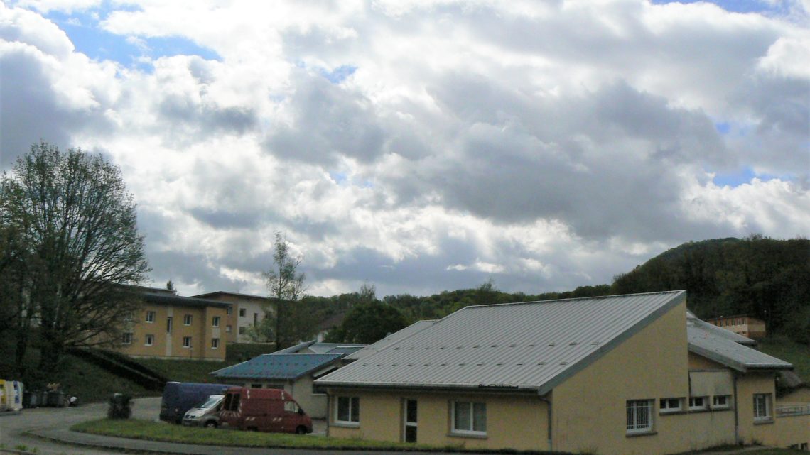 bâtiment des foyers de Roche Fleurie (Orsac) - vue de l'extérieur