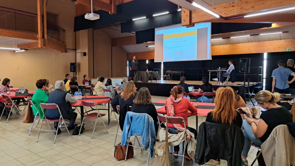 Journée d'information sur les pensions de famille, organisée par Alfa3a : la salle écoute les présentations des intervenants sur scène