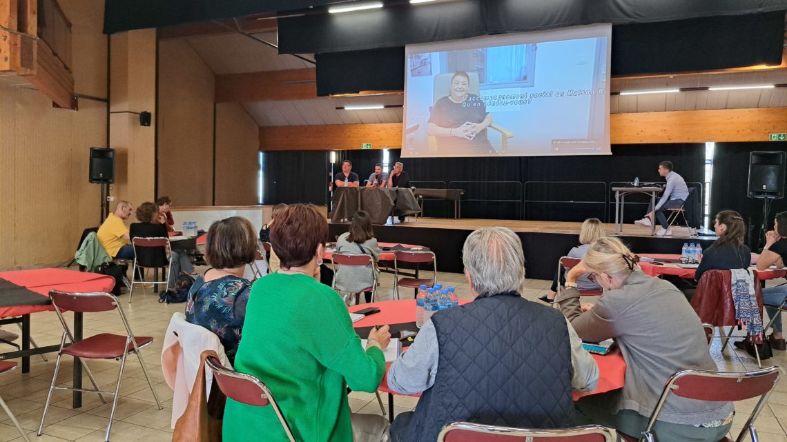 Journée d'information sur les pensions de famille, organisée par Alfa3a : le public reçoit des témoignages de bénéficiaires en vidéo