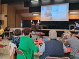 Journée d'information sur les pensions de famille, organisée par Alfa3a : le public reçoit des témoignages de bénéficiaires en vidéo