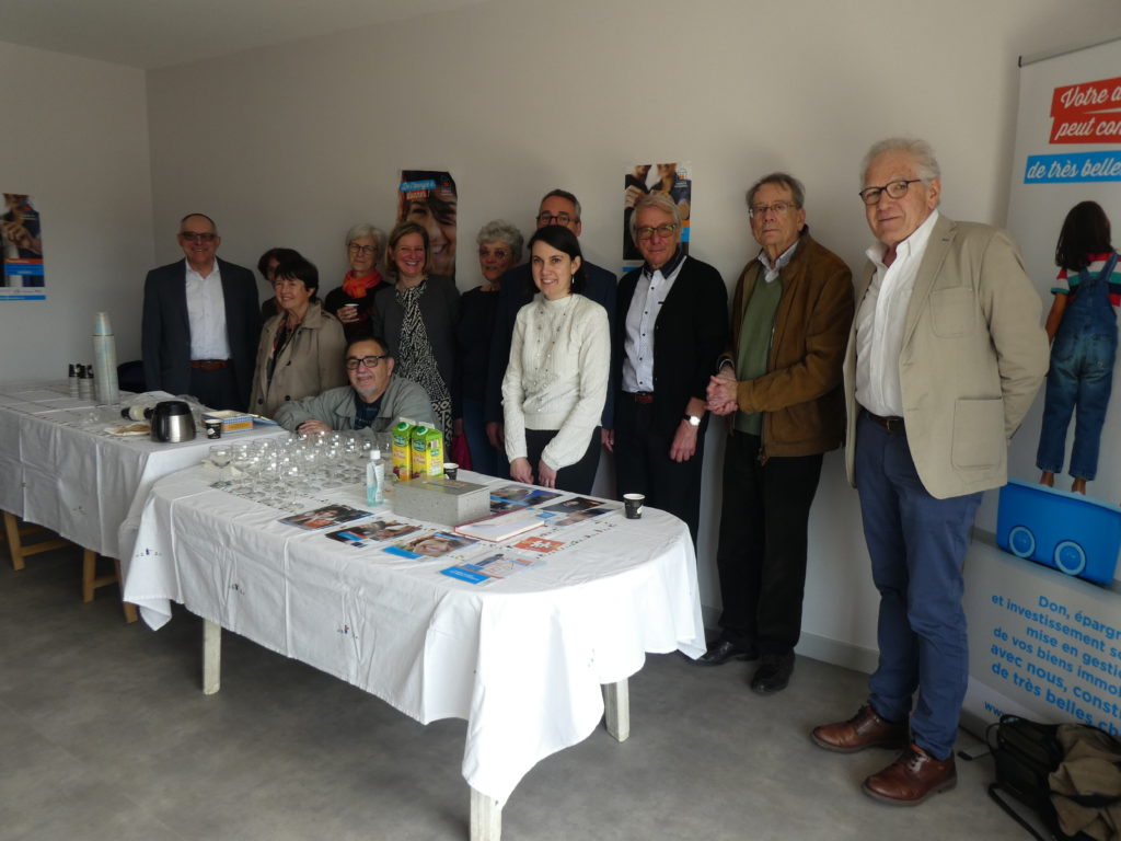 le groupe d'organisateurs posent ensemble lors de l'inauguration des nouveaux logements sociaux d'Habitat et Humanisme à Ambérieu en Bugey (28.04.2023)