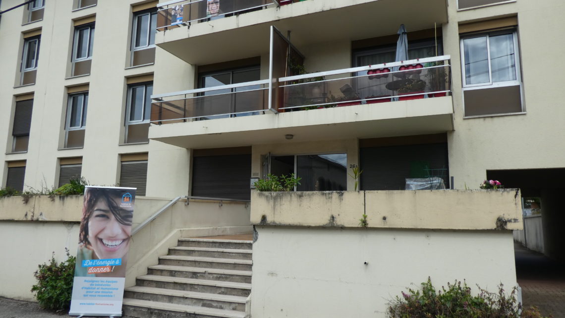 vue du bâtiment extérieur (entrée) des nouveaux logements sociaux d'Habitat et Humanisme à Ambérieu en Bugey, quartier gare (28.04.2023)