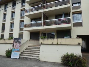 vue du bâtiment extérieur (entrée) des nouveaux logements sociaux d'Habitat et Humanisme à Ambérieu en Bugey, quartier gare (28.04.2023)