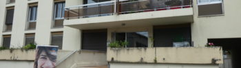 vue du bâtiment extérieur (entrée) des nouveaux logements sociaux d'Habitat et Humanisme à Ambérieu en Bugey, quartier gare (28.04.2023)