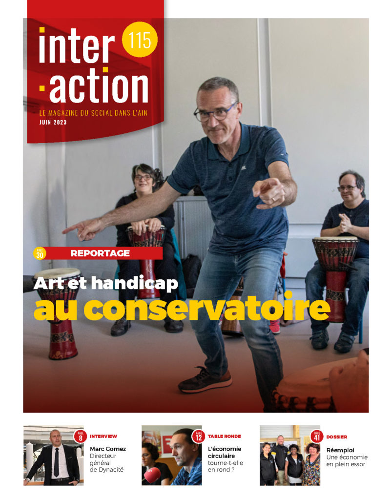 Page de couverture du mag 115 d'Interaction : un homme se tient debout, dynamique, et pointe vers les musiciens qu'il dirige