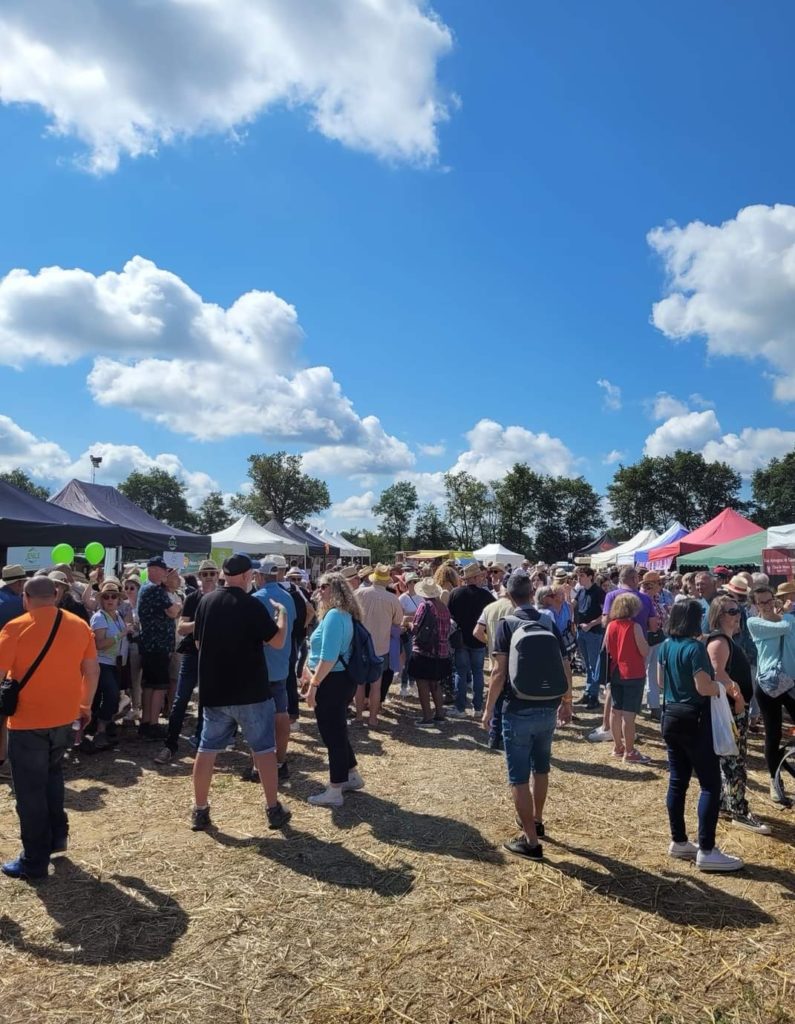 Des centaines de personnes visitent les stands de la fête de l'AASF 2023 à Marlieux (Ain)