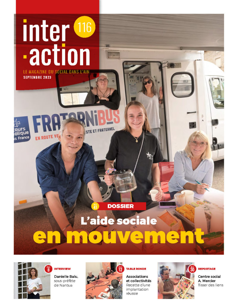 Couverture du magazine Interaction n°116 (septembre 2023) ; l'image principale montre des bénévoles accueillants devant le camion itinérant "FRATERNIBUS". ils illustrent le dossier inclus dans le magazine sur "l'Aide sociale en mouvement"