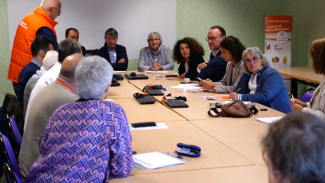 Le Collectif alerte 01 s'est réuni le 6 octobre 2023, les dirigeants des associations s'écoutent autour de la table, avec la présence du député Damien Abad, la sénatrice Florence Blatrix, et l’assistante parlementaire de Romain Daubié.