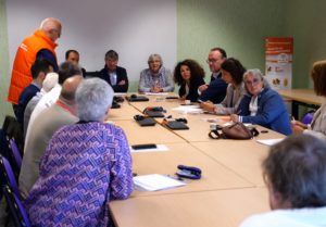 Le Collectif alerte 01 s'est réuni le 6 octobre 2023, les dirigeants des associations s'écoutent autour de la table, avec la présence du député Damien Abad, la sénatrice Florence Blatrix, et l’assistante parlementaire de Romain Daubié.