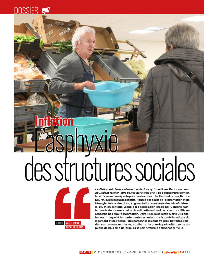 Couverture du dossier du mag n°117 : "Inflation : l'asphyxie des structures sociales". on voit un homme servant deux clientes à la caisse d'une boutique solidaire devant un étalage de fruits et légumes