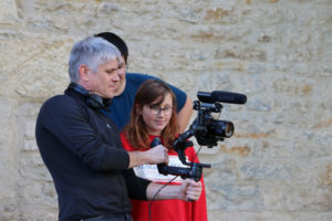 Culture et santé : Au DITEP Les Alaniers de Brou, les jeunes ont réalisé des capsules vidéo, présentées aux familles en décembre. On voit une jeune fille et un homme adulte en train de filmer avec une caméra et micro professionnels