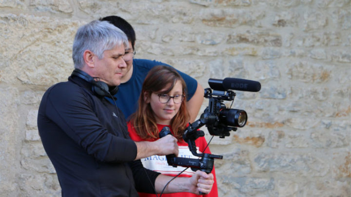 Culture et santé : Au DITEP Les Alaniers de Brou, les jeunes ont réalisé des capsules vidéo, présentées aux familles en décembre. On voit une jeune fille et un homme adulte en train de filmer avec une caméra et micro professionnels