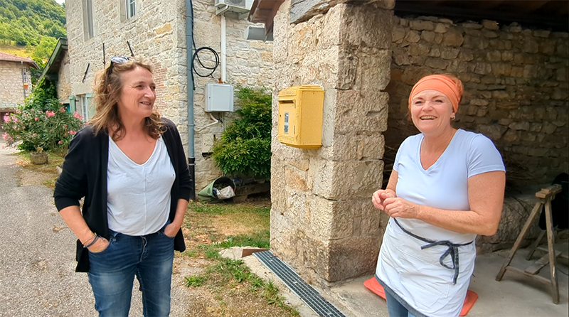 Toketa, tiers-lieu engagé mêlant boulangerie, savonnerie, épicerie, résidence artistique, ateliers et rencontres, a été fondé par Christelle Hot (à gauche) et Sandrine Vitte (à droite).